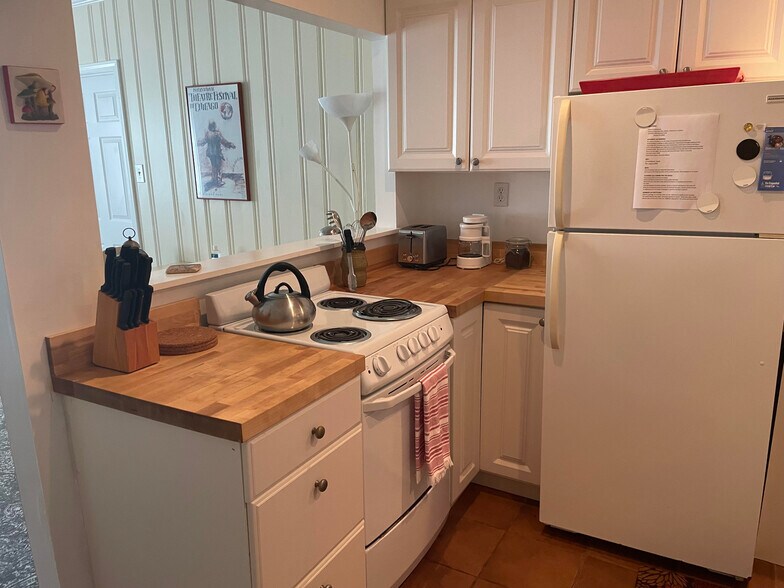 Kitchen view to living area - 2059 Desmond Dr