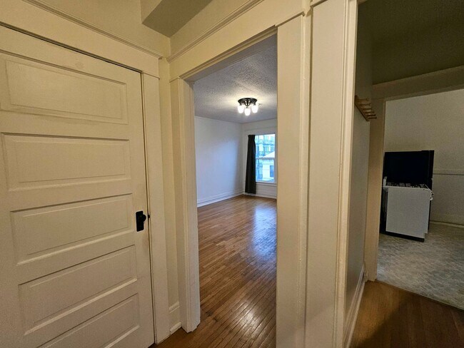 Building Photo - $500 Move-In Credit! Bright Studio Apartment with Hardwood Floors & Natural Light!