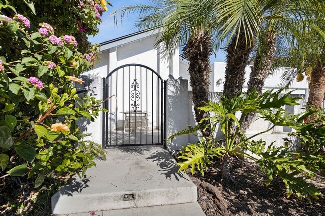 Building Photo - 3 Bedroom 2 Bathroom home available NOW