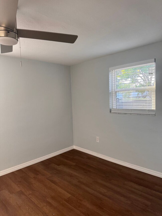 Building Photo - Renovated 2/2 available now !