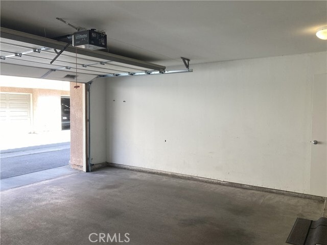Building Photo - 3101 Plaza del Amo