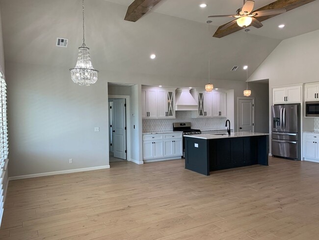 Building Photo - Beautiful home tucked in the rolling woode...