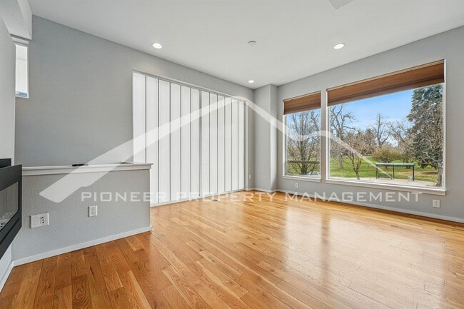 Building Photo - Spacious Home with Washer/Dryer and Mountain Views