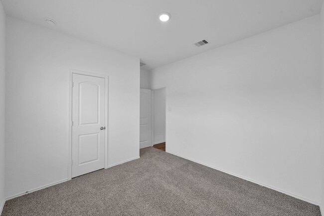 Building Photo - Never lived in 4 bed 3 bath with water views