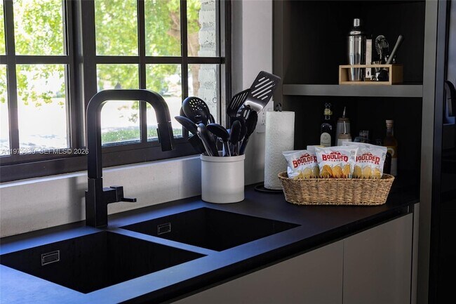 Building Photo - 2500 Bayview Dr