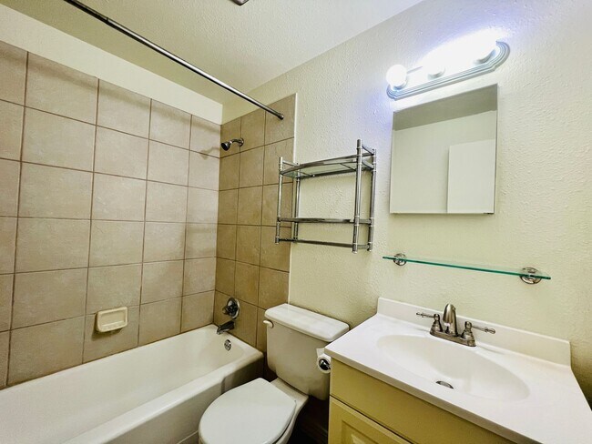 Building Photo - $0 DEPOSIT OPTION. CLASSIC CHARACTER MEETS COMFORT: 2-BED, 1-BATH IN AN INVITING TRIPLEX