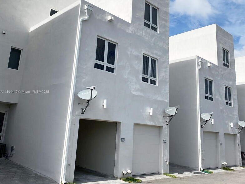 Building Photo - 10220 NW 63rd Ter