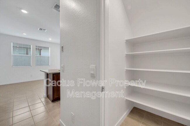 Building Photo - 9850 E Tamery Ave