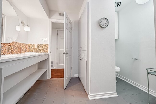 Building Photo - 10630 Olympia Dr