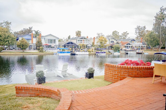 Building Photo - Waterfront 4 Bedroom