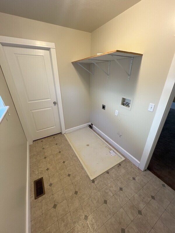 Building Photo - 943 450 E