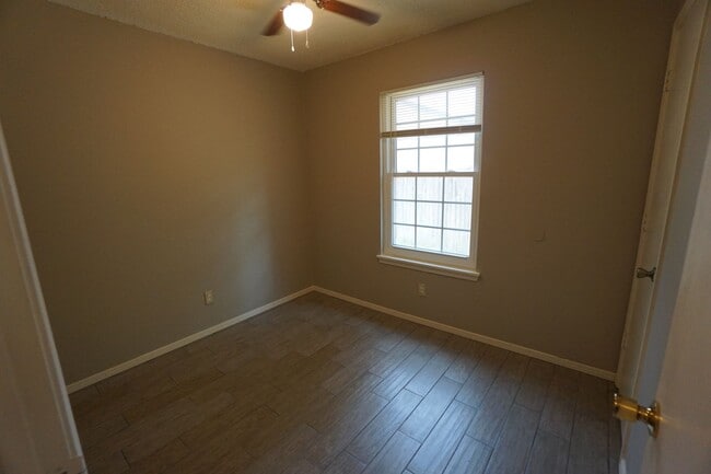 Building Photo - 3 Bed 2 Bath 1 Car Garage with Yard Care Included, Refrigerator Provided.