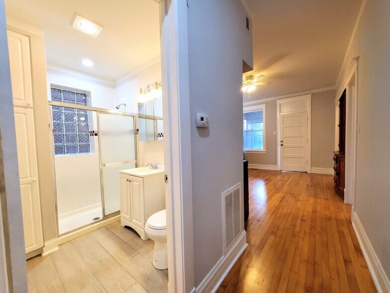 hallway + bathroom - 2334 Euclid Ave