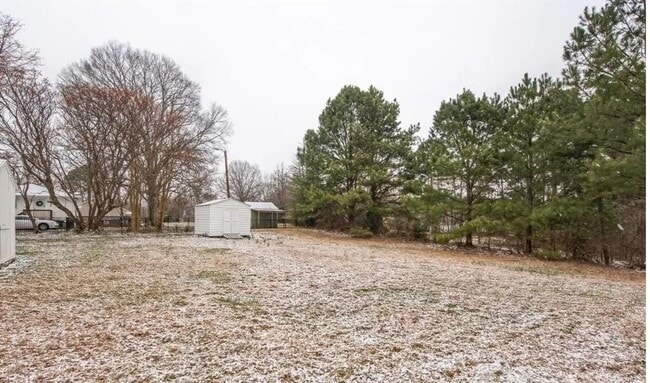 Building Photo - Welcome to this Beautiful Newly Renovated ...