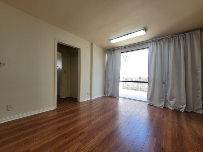 Building Photo - 5165-5165 1/2 Santa Monica Blvd