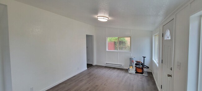 Building Photo - Cozy South Beacon Hill Cottage with 2 bedrooms, bonus room, and large yard with territorial views