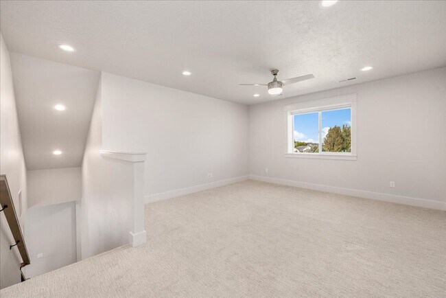 Building Photo - 3 Bedroom. 2.5 Bathroom House in Nampa