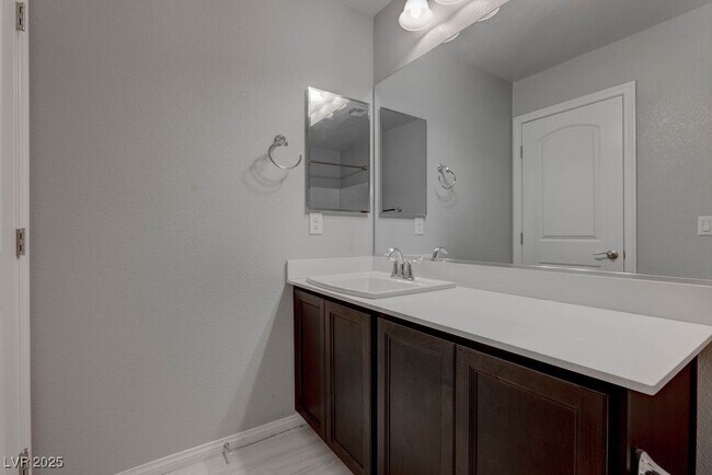 Building Photo - 12847 Slipknot St