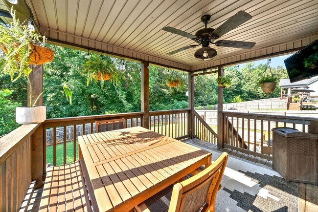 Building Photo - Fish, Swim or Canoe from your backyard! Beautiful 3 bed 2 bath with large Fenced in backyard!