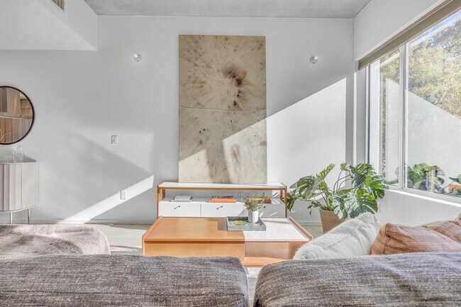 Building Photo - 2301 S 5th St