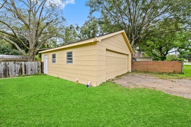 Building Photo - 821 Miller St