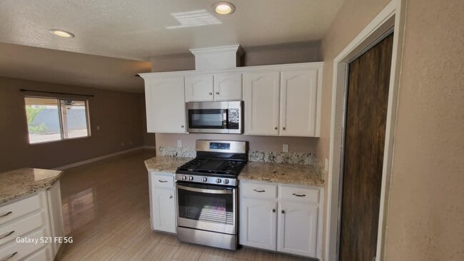 Building Photo - Immaculate 3 Bedroom 2 Bath House locate w...