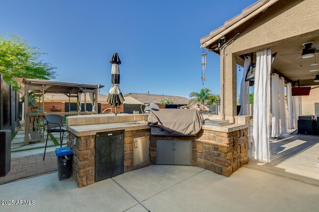 Building Photo - 18472 W Desert Ln