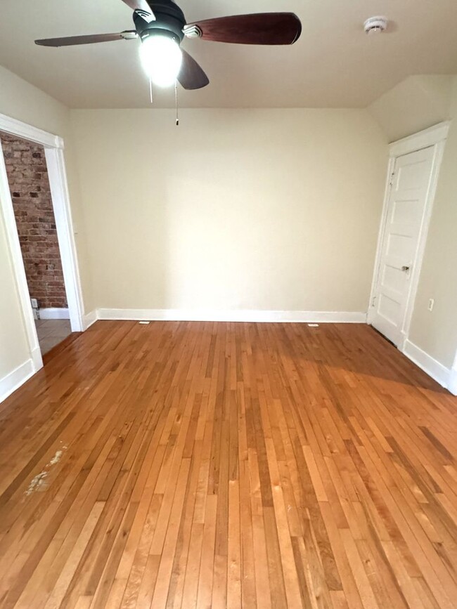 Building Photo - Centrally Located 2 BR Townhouse with Den/...