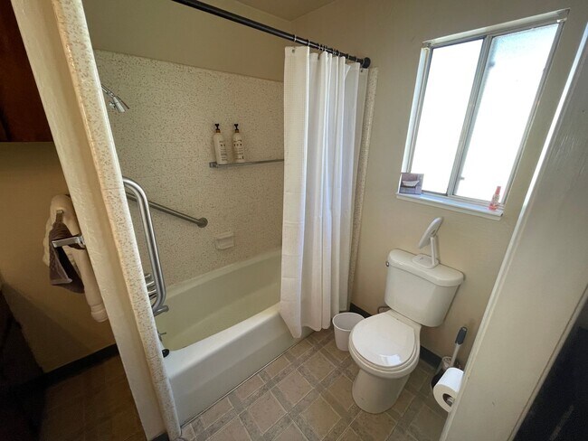 Building Photo - Large 3 Bedrrom 2 Bath Home Close to Orovi...