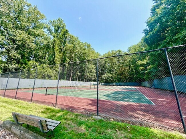 Building Photo - Cozy Oasis in Rockville!
