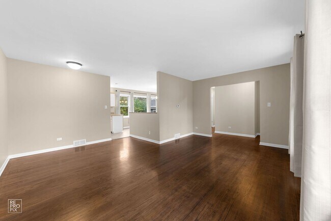 Building Photo - Gorgeous 3 Bedroom 2 Bath with FULL FINISHED BASEMENT in MUNDELEIN!