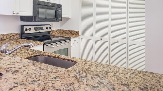 Building Photo - 2731 Ocean Club Blvd
