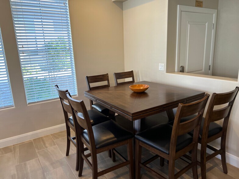 Building Photo - 1911 E Fiesta Ln