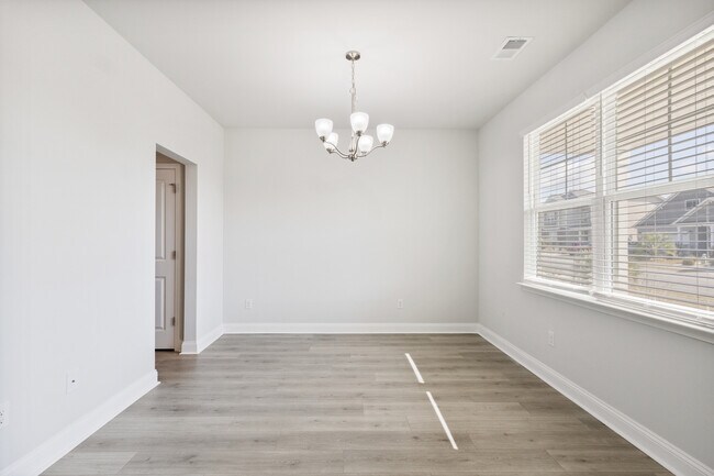 Building Photo - 2053 Ainsley Dr