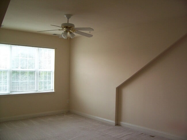 Building Photo - 3 Level Townhome Located in Piney Orchard ...