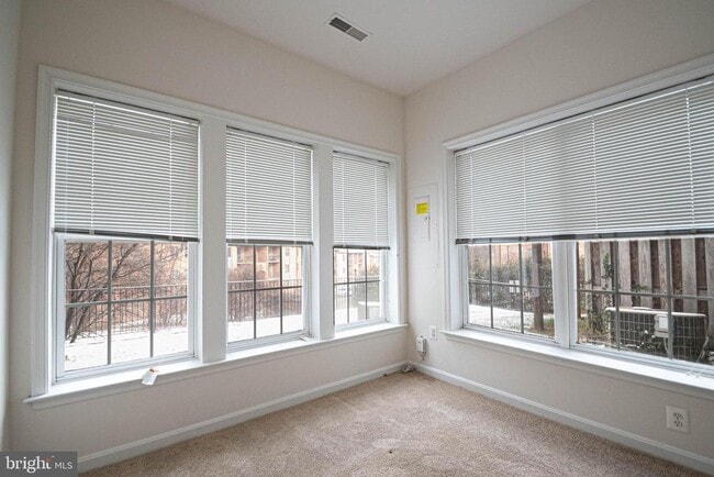 Building Photo - 1682 White Oak Vista Dr