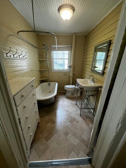 Back Bath - 730 Maryland St