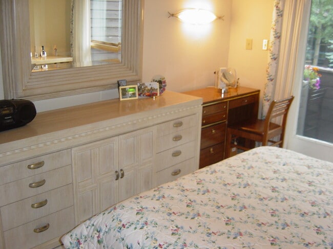 Building Photo - 4552 Meadow Dr