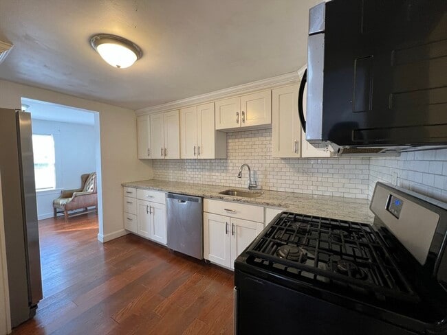 Building Photo - 904 Middle St