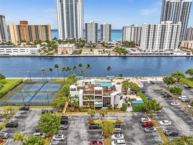 Building Photo - 1000 Parkview Dr