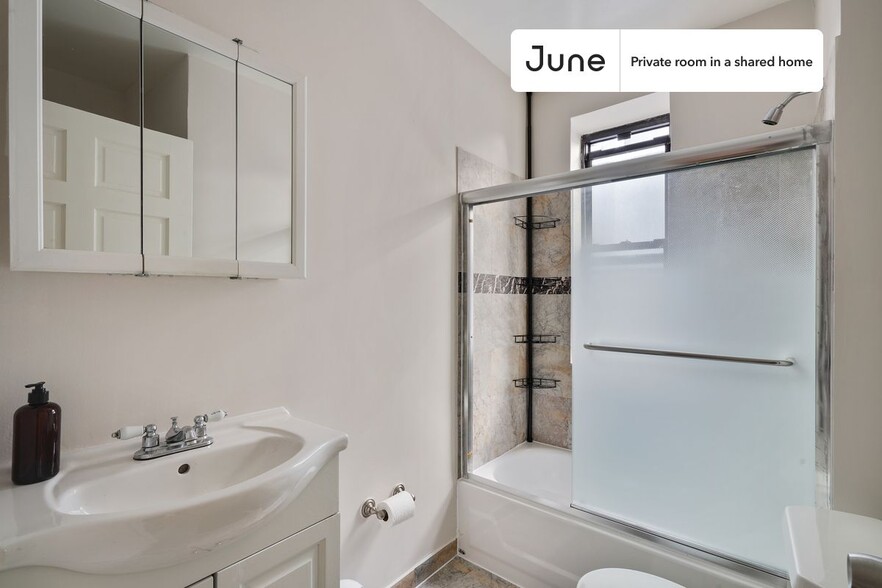 Building Photo - Private bedroom in 4 bed/1 bath Home
