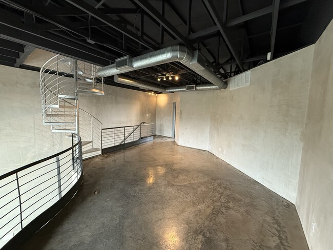 Building Photo - 825 W Daggett Ave