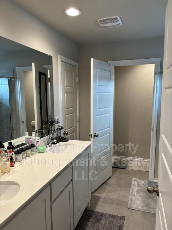 Building Photo - 5745 Brookville Dr