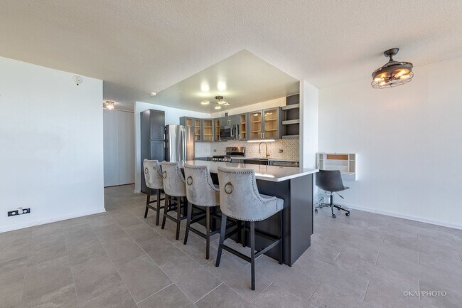 Building Photo - 6700 S South Shore Dr