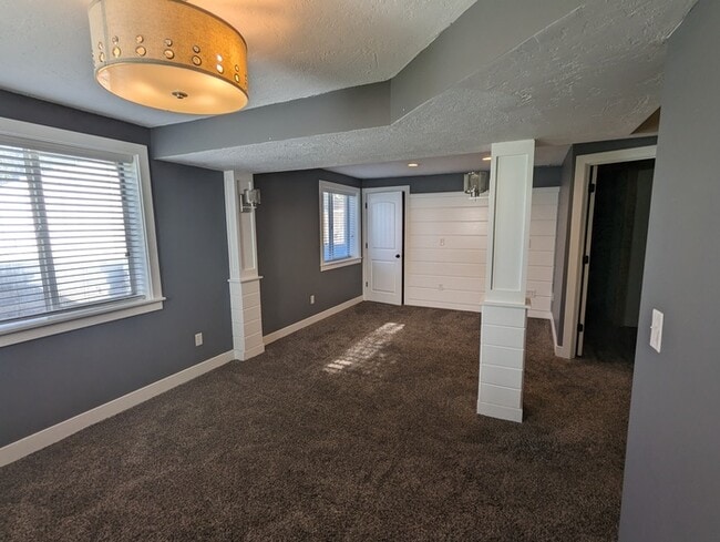Building Photo - Updated 4 bedroom 3 bath Home