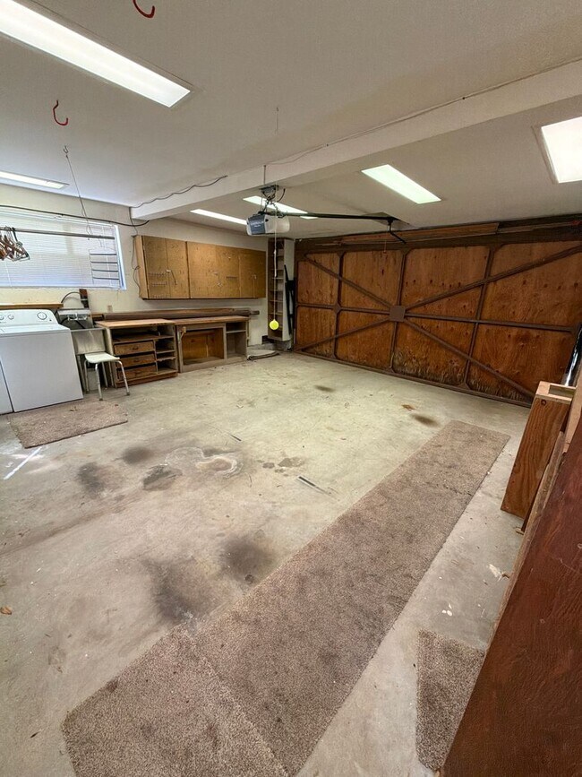 Building Photo - 227 Jesmary Ln