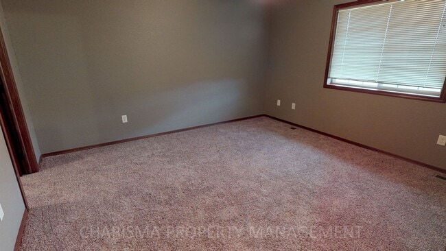 Building Photo - SPACIOUS AND AMENITY FILLED 3 BD, 2.5 BA T...