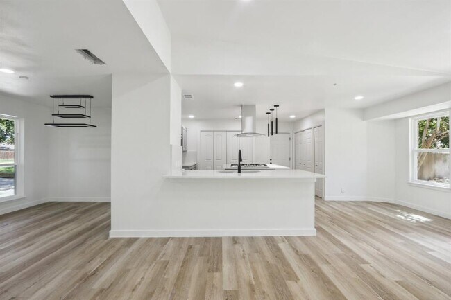 Building Photo - 9807 Kendal Dr