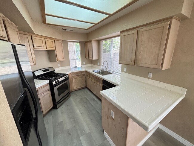 Building Photo - Beautiful 3Bed/2Bath/2Car residence located in Sunrise Manor / Winterwood area