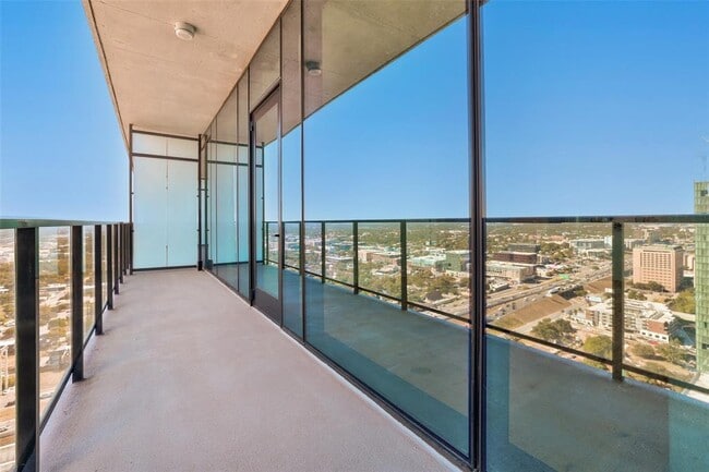 Building Photo - 610 Davis St